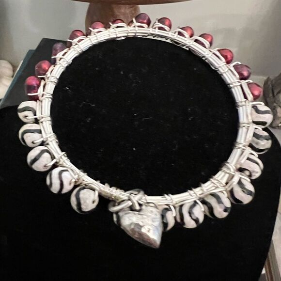 Vintage heart dangle unique women’s silver tone bracelet. Unique. Whimsical. - Picture 4 of 8